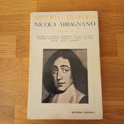Capa de livro 'História da Filosofia Nicola Abbagnano Volume VI' com retrato em preto e branco