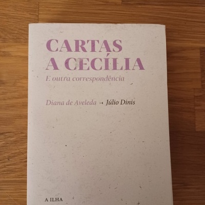 Livro 'Cartas a Cecília' sobre superfície de madeira