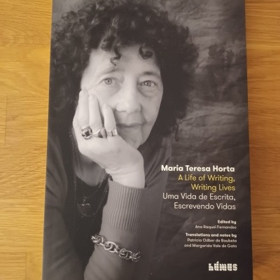 Capa de livro com foto a preto e branco de mulher e texto de título e edição