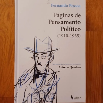 Capa de livro branco com ilustração a traço de um homem de chapéu e óculos
