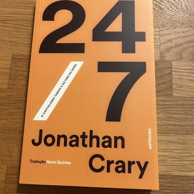 Capa de livro laranja com texto preto '24/7' e nome do autor Jonathan Crary