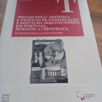 Capa de livro com texto sobre restauração arquitetônica em Portugal e logotipo do Centenário da República.