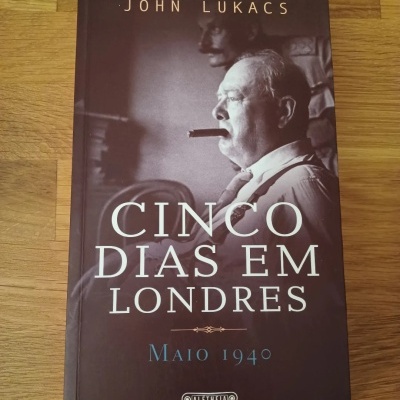 Capa de livro 'Cinco Dias em Londres Maio 1940' com imagem de homem fumando charuto