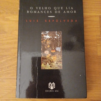 Capa de livro preto com título e imagem central de plantas.