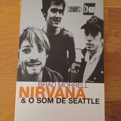 Capa de livro com fotografia a preto e branco de três homens e texto 'NIRVANA & O SOM DE SEATTLE' e 'BRAD MORRELL'