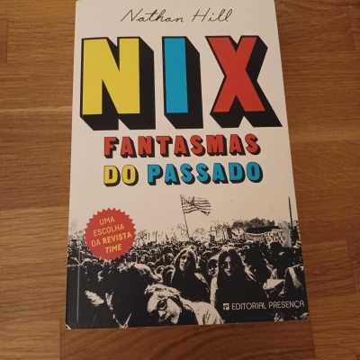 Capa de livro NIX FANTASMAS DO PASSADO com texto colorido e fotografia a preto e branco sobre mesa de madeira