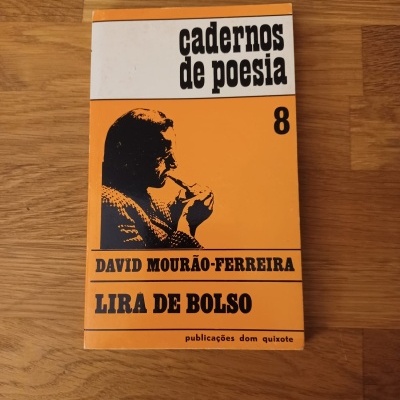 Capa do livro 'cadernos de poesia 8' de David Mourão-Ferreira em tons de laranja, branco e preto com imagem de um homem de perfil e texto na capa.
