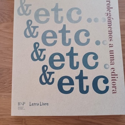 Capa de livro creme com texto gráfico e título