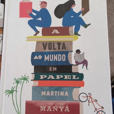 Capa de livro com pilha de livros ilustrados, personagens lendo, planta e bicicleta desenhadas