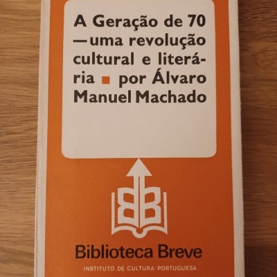 Livro com capa laranja e branca intitulado A Geração de 70 – uma revolução cultural e literária, de Álvaro Manuel Machado.