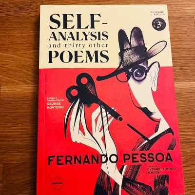 Capa de livro SELF-ANALYSIS and thirty other POEMS com ilustração e texto em cores vermelha e bege.