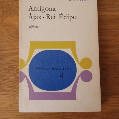 Capa de livro branco com formas geométricas amarelas, azuis e roxas, texto 'Antígona Ájax Rei Édipo Sófocles'. 