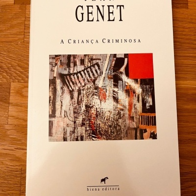 Capa de livro branco com texto e arte abstrata