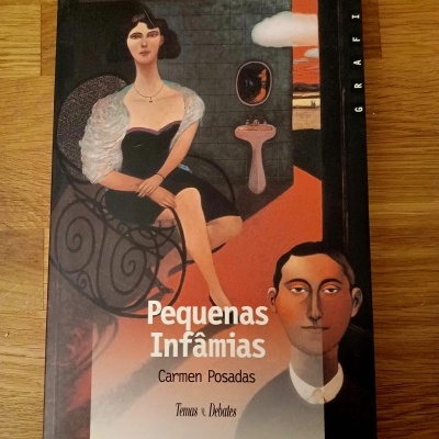Capa do livro Pequenas Infâmias de Carmen Posadas com ilustração de mulher sentada e homem num interior.
