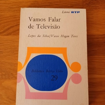 Livro Vamos Falar de Televisão sobre superfície de madeira clara