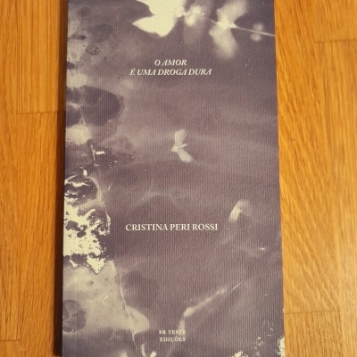 Capa de livro O AMOR É UMA DROGA DURA de Cristina Peri Rossi com imagens difusas em tons cinza e branco