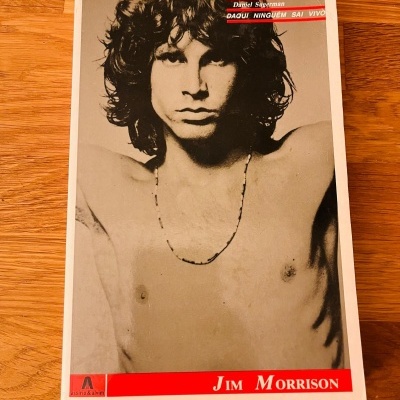 Cartaz/capa com fotografia a preto e branco de Jim Morrison e texto em vermelho e branco