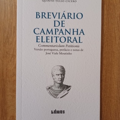 Capa de livro branco com título 'Breviário de Campanha Eleitoral' e ilustração de busto clássico