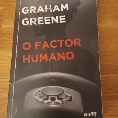 Livro 'O Factor Humano' de Graham Greene com telefone antigo na capa