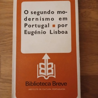 Capa de livro 'O segundo modernismo em Portugal por Eugénio Lisboa' com design laranja e branco
