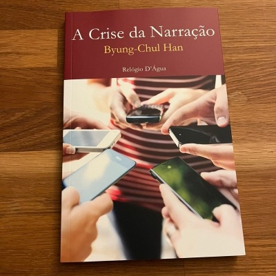 Capa de livro A Crise da Narração com mãos a segurar telemóveis