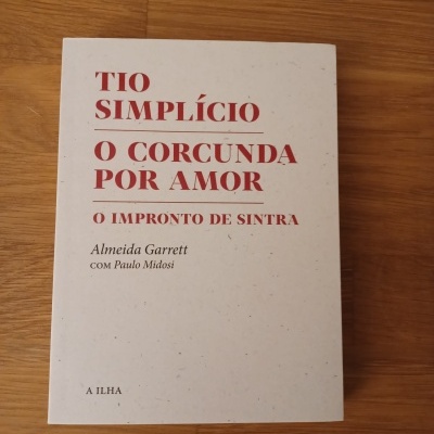 Livro TIO SIMPLÍCIO O CORCUNDA POR AMOR com capa branca e texto em vermelho e preto