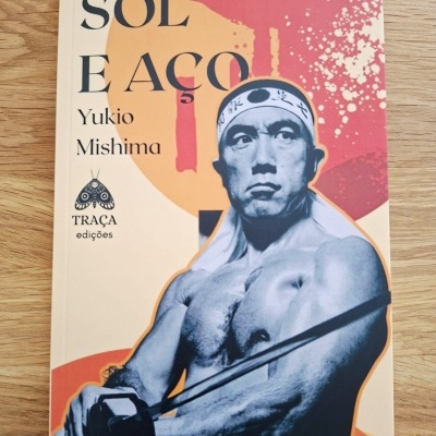 Capa do livro SOL E AÇO de Yukio Mishima com foto em preto e branco de homem com espada