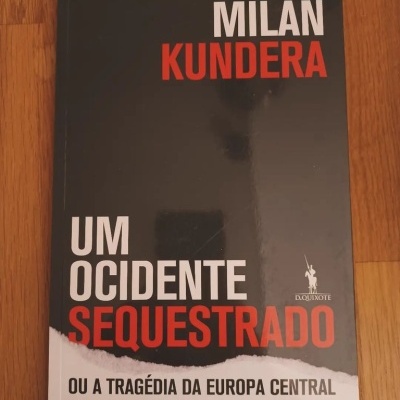 Capa do livro 'Um Ocidente Sequestrado' de Milan Kundera