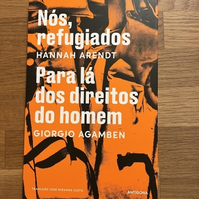 Capa de livro laranja e preta com texto branco sobre direitos do homem.