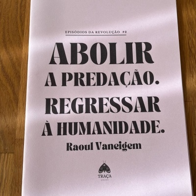 Capa de livro branca com texto preto 'ABOLIR A PREDAÇÃO. REGRESSAR À HUMANIDADE.'