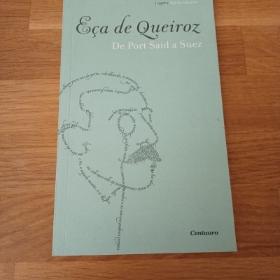 Livro 'Eça de Queiroz De Port Said a Suez' com capa verde e ilustração textual de um rosto
