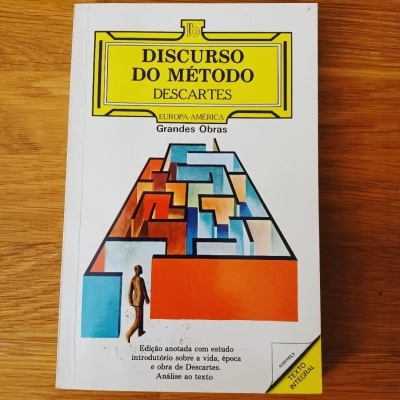 Capa do livro 'Discurso do Método' de Descartes com ilustração colorida e texto amarelo e preto