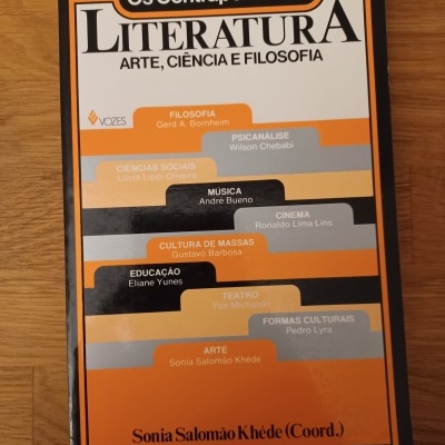 Capa de livro com título sobre literatura, arte, ciência e filosofia em cores branco, preto e laranja
