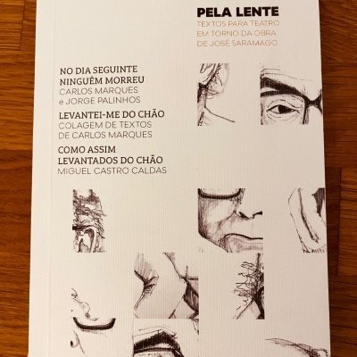 Capa de livro branco com desenhos em preto e texto sobre temas teatrais de José Saramago.