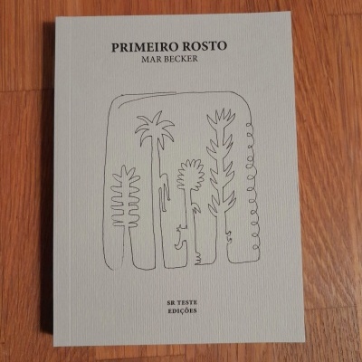 Livro PRIMEIRO ROSTO de MAR BECKER com capa branca e ilustração de árvores pretas.