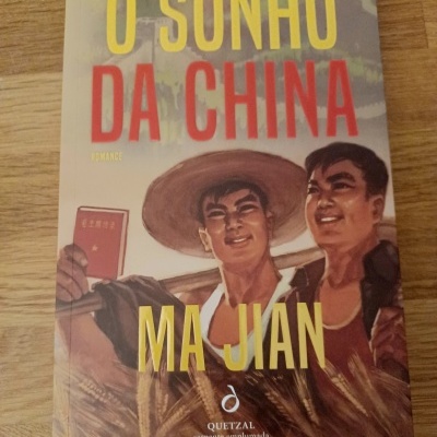 Capa do livro O SONHO DA CHINA com duas pessoas no campo e texto em amarelo e vermelho