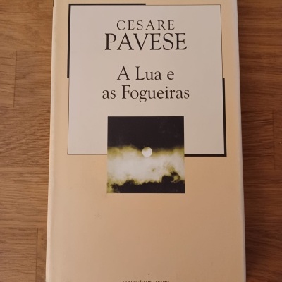 Capa do livro A Lua e as Fogueiras de Cesare Pavese com imagem de lua