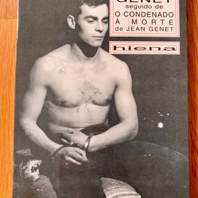 Capa de livro com fotografia em preto e branco de um homem nu do peito sentado e texto editorial.