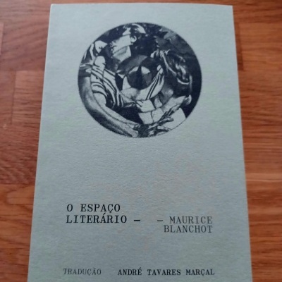 Capa de livro verde claro com título e ilustração circular em preto e branco.