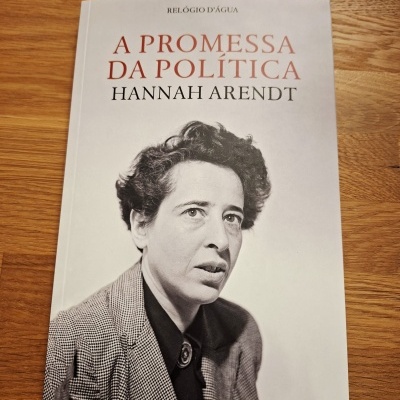 Capa de livro branco com fotografia a preto e branco de mulher de blusão xadrez.