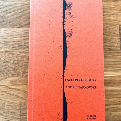 Livro laranja com faixa preta e texto ESCULPIR O TEMPO ANDREI TARKOVSKI