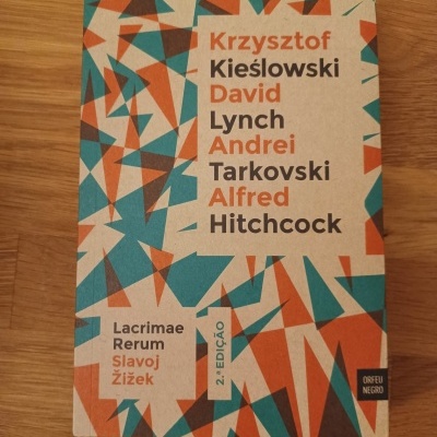 Livro colorido com padrões geométricos abstratos e texto de título e autores
