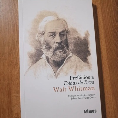 Capa de livro branco com retrato em sépia de homem idoso e texto sobre Walt Whitman.