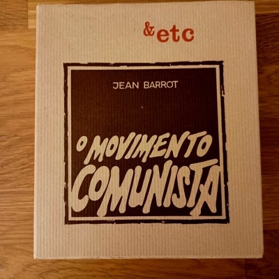 Caixa de cartão castanha clara com texto impresso '&etc' e 'JEAN BARROT O MOVIMENTO COMUNISTA'