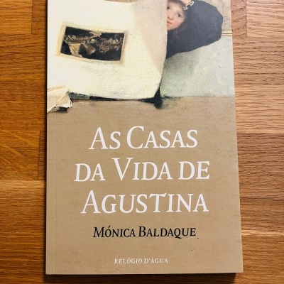 Capa do livro 'As Casas da Vida de Agustina' de Mónica Baldaque com ilustração de criança
