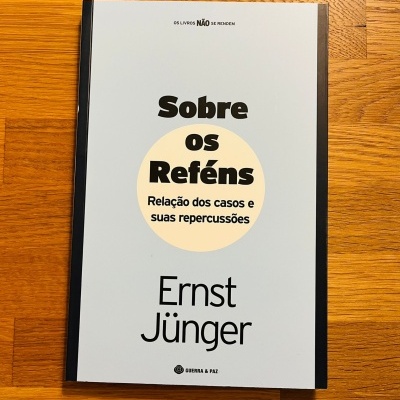 Livro 'Sobre os Reféns' de Ernst Jünger sobre superfície de madeira clara