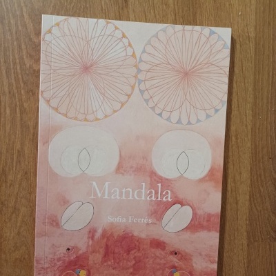 Livro Mandala de Sofia Ferres com desenhos geométricos em fundo rosa