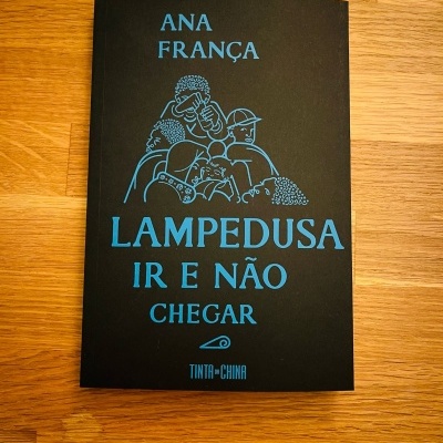 Livro preto com texto azul e ilustração de várias pessoas, título 'Lampedusa Ir e Não Chegar'