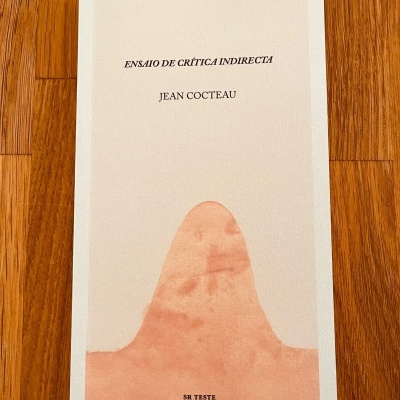 Capa de livro 'ENSÁIO DE CRÍTICA INDIRECTA' de Jean Cocteau sobre madeira