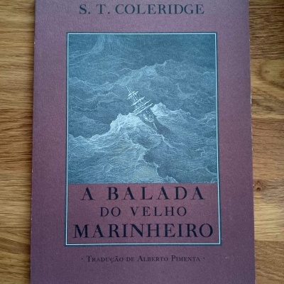 Livro A Balada do Velho Marinheiro com imagem de navio em mar agitado